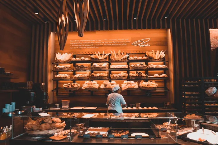 Intérieur chaleureux de la boulangerie et son étal de pains