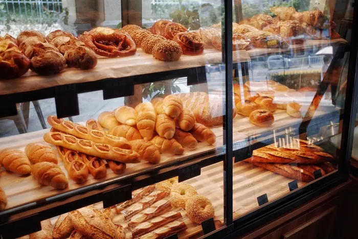 Vitrine de la boulangerie garnie de pains et viennoiseries